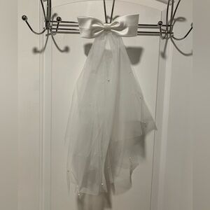 Elegant White Veil with Bow and Pearls